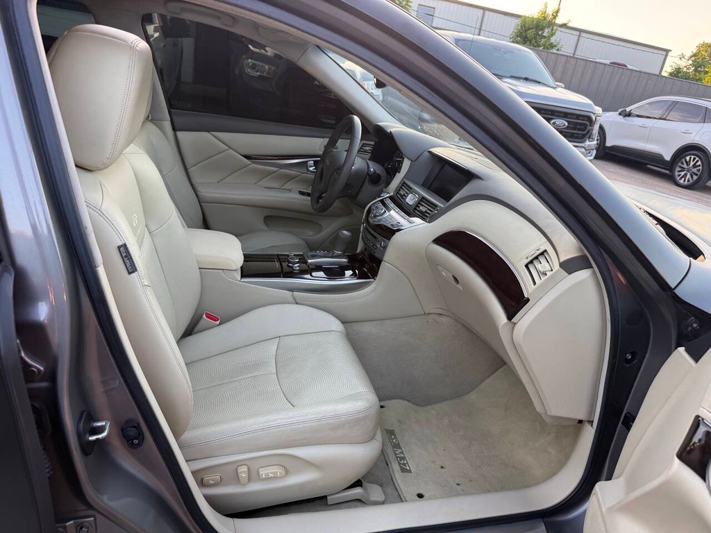 INFINITI M37 Vehicle Full-screen Gallery Image 10