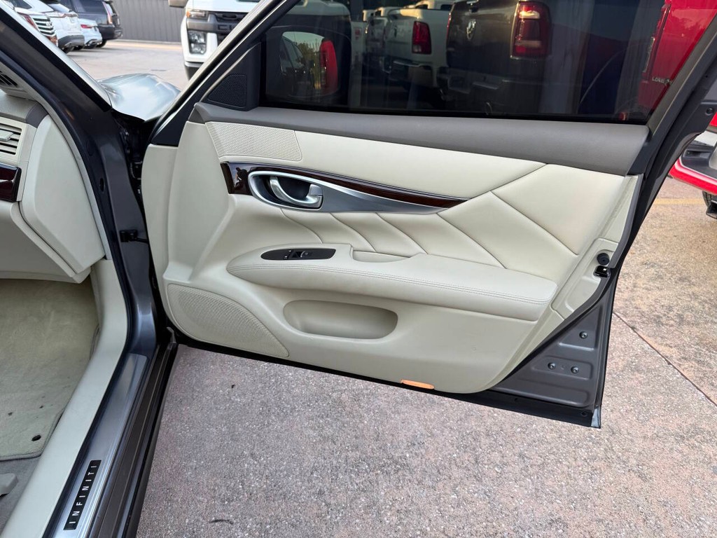 INFINITI M37 Vehicle Full-screen Gallery Image 11