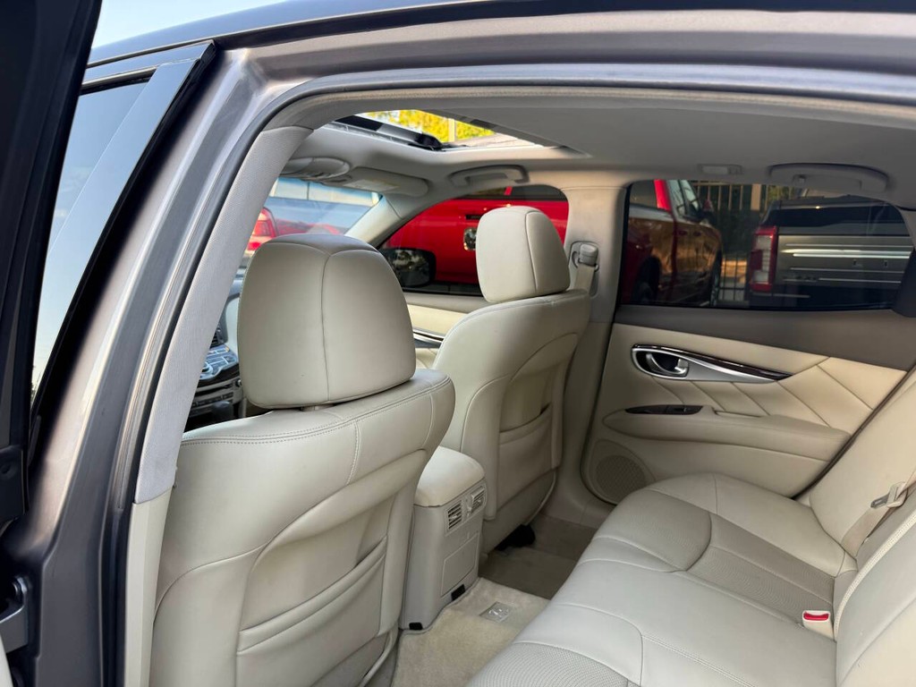 INFINITI M37 Vehicle Full-screen Gallery Image 12