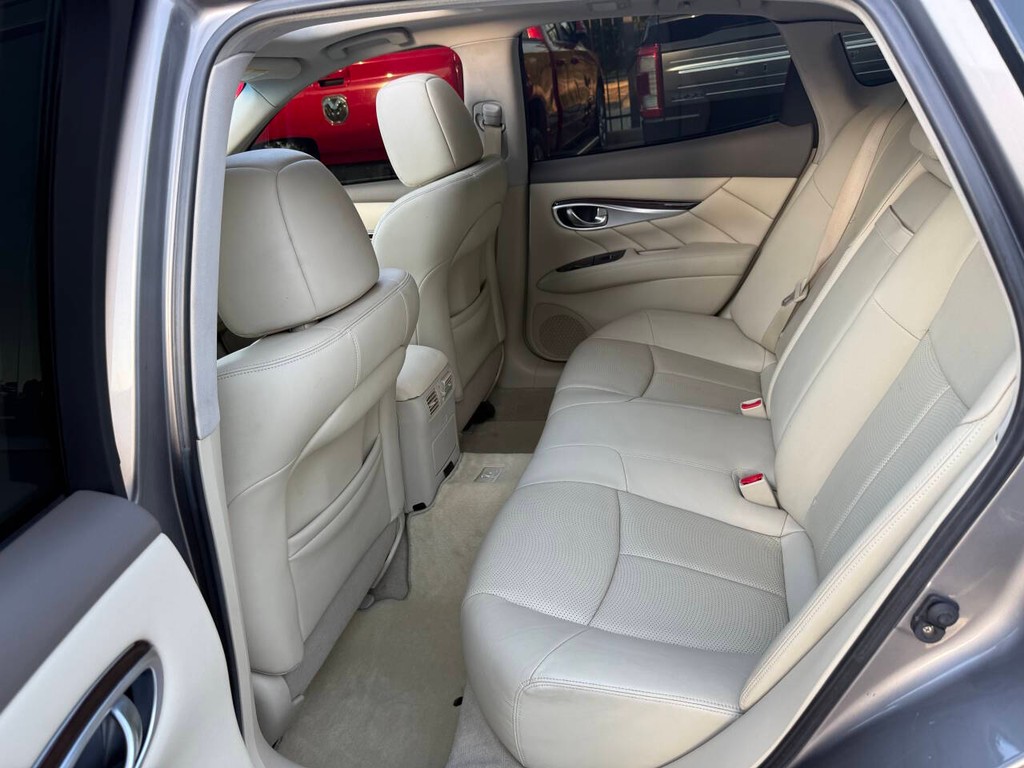 INFINITI M37 Vehicle Full-screen Gallery Image 13