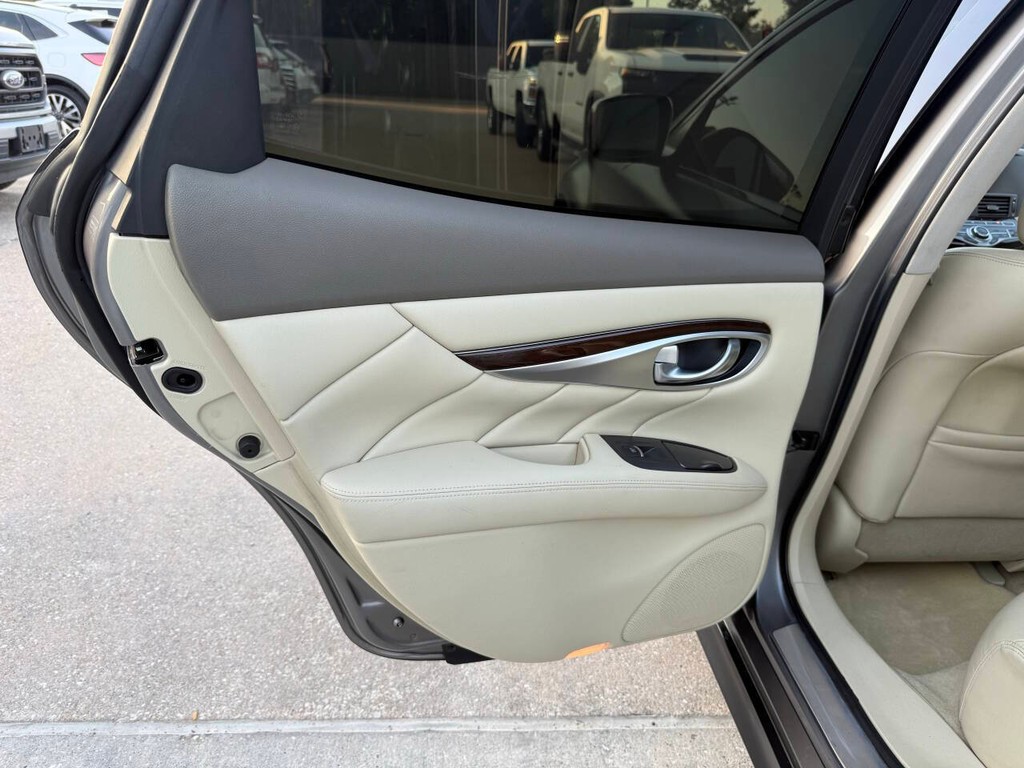 INFINITI M37 Vehicle Full-screen Gallery Image 14