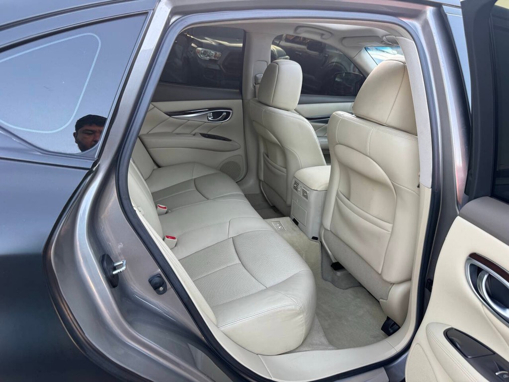 INFINITI M37 Vehicle Full-screen Gallery Image 15
