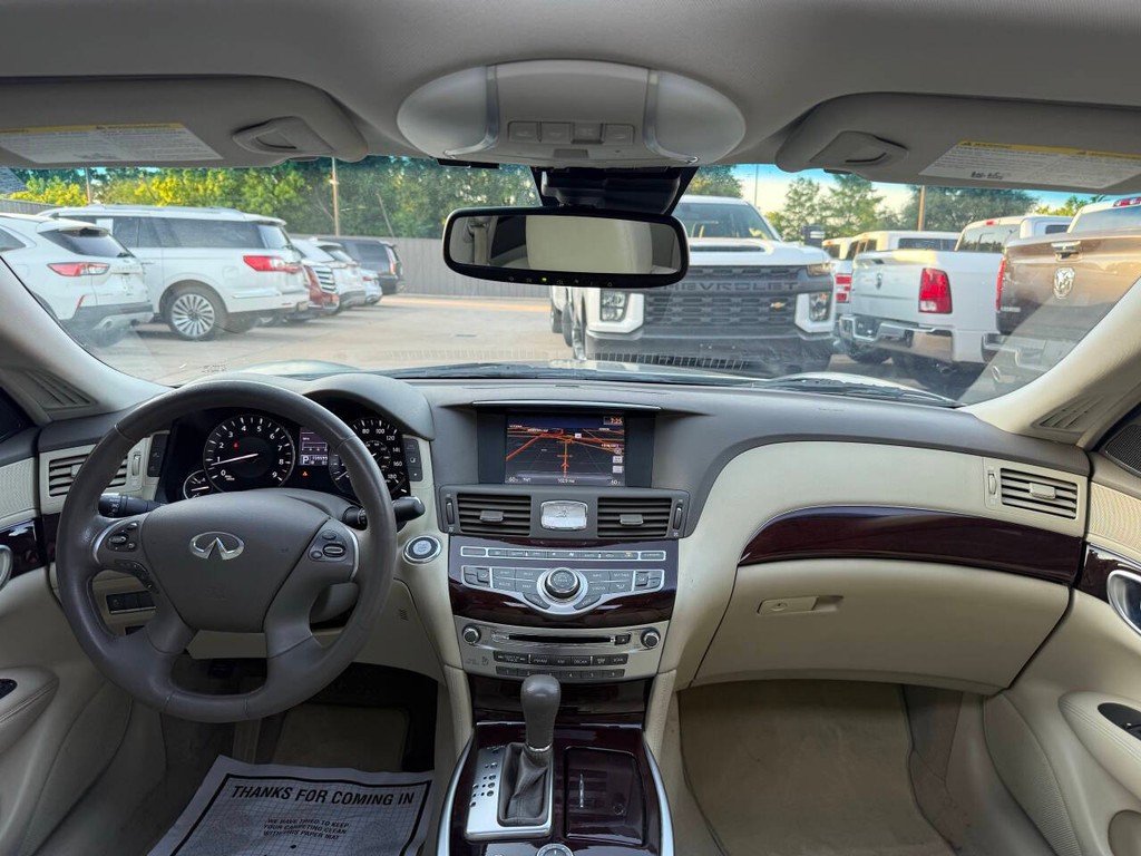 INFINITI M37 Vehicle Full-screen Gallery Image 17