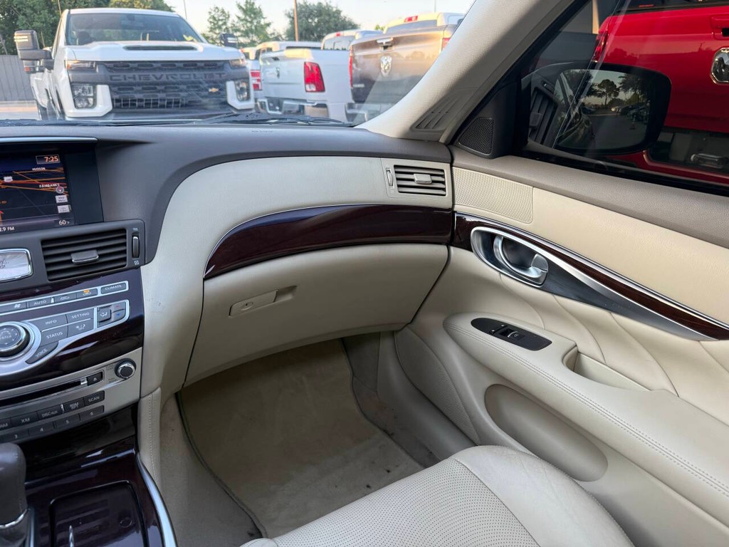 INFINITI M37 Vehicle Full-screen Gallery Image 20