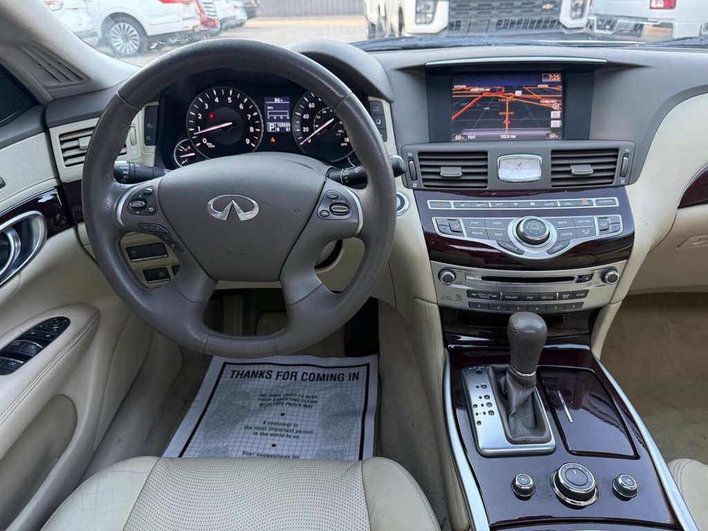 INFINITI M37 Vehicle Full-screen Gallery Image 21