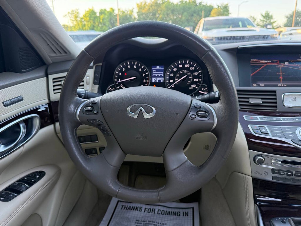INFINITI M37 Vehicle Full-screen Gallery Image 22