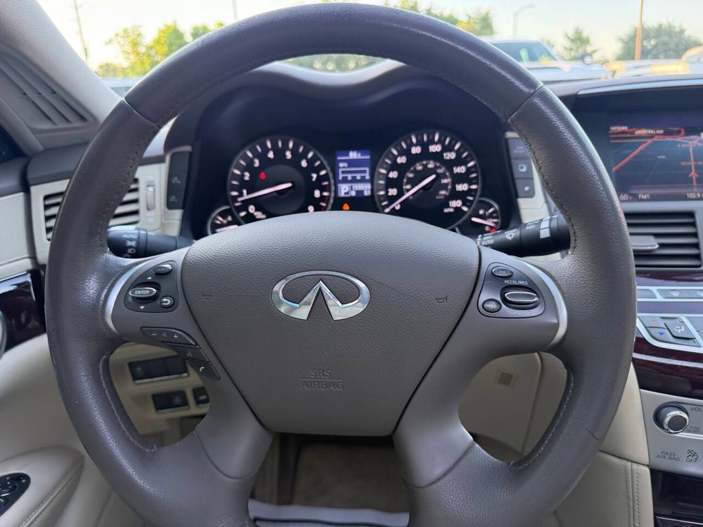 INFINITI M37 Vehicle Full-screen Gallery Image 23