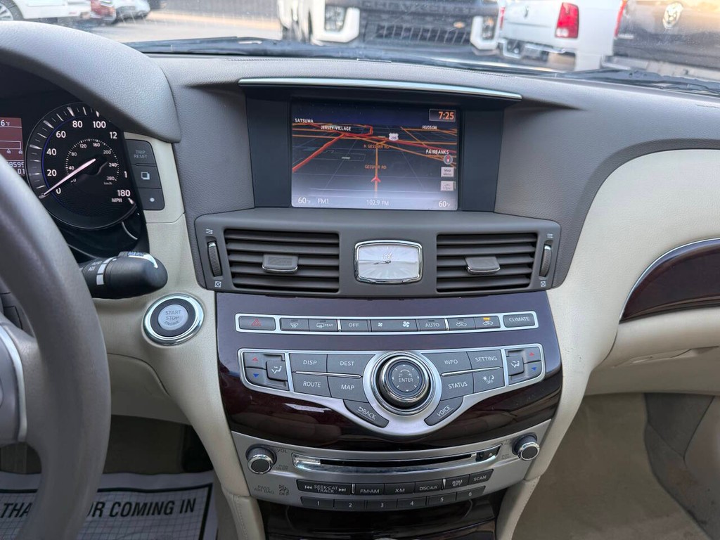 INFINITI M37 Vehicle Full-screen Gallery Image 24