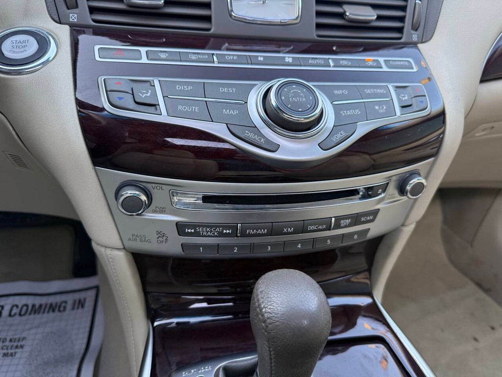 INFINITI M37 Vehicle Full-screen Gallery Image 28