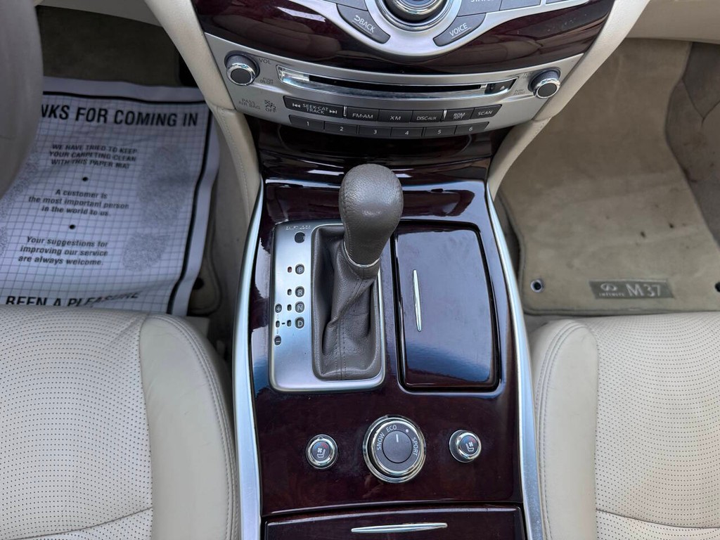 INFINITI M37 Vehicle Full-screen Gallery Image 29
