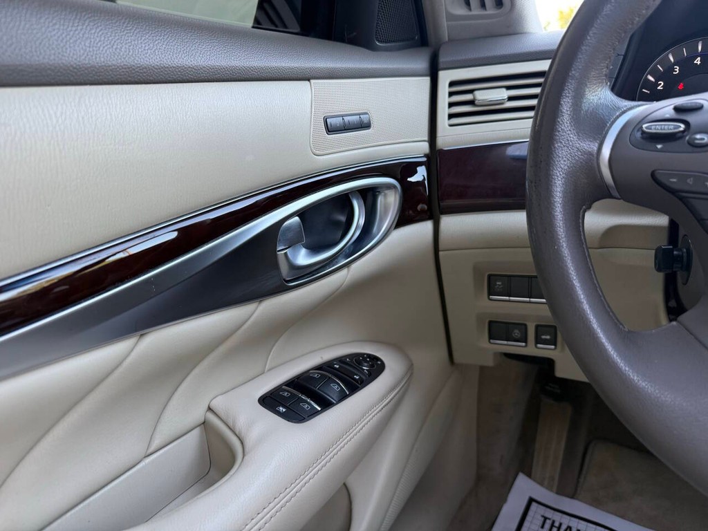 INFINITI M37 Vehicle Full-screen Gallery Image 30