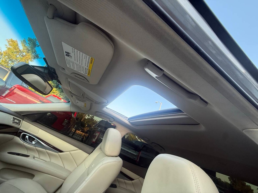 INFINITI M37 Vehicle Full-screen Gallery Image 31