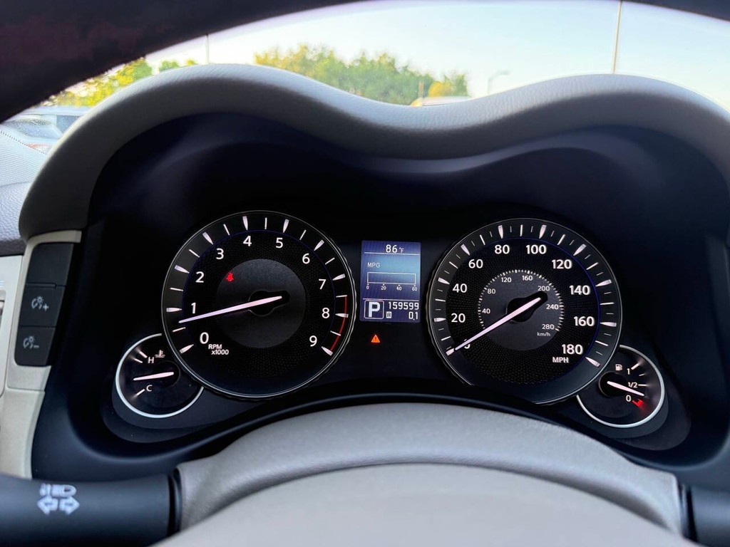 INFINITI M37 Vehicle Full-screen Gallery Image 32