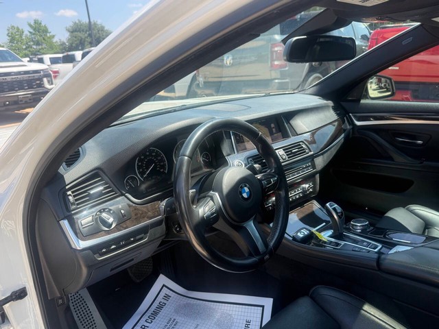 BMW 5 Series Vehicle Full-screen Gallery Image 06