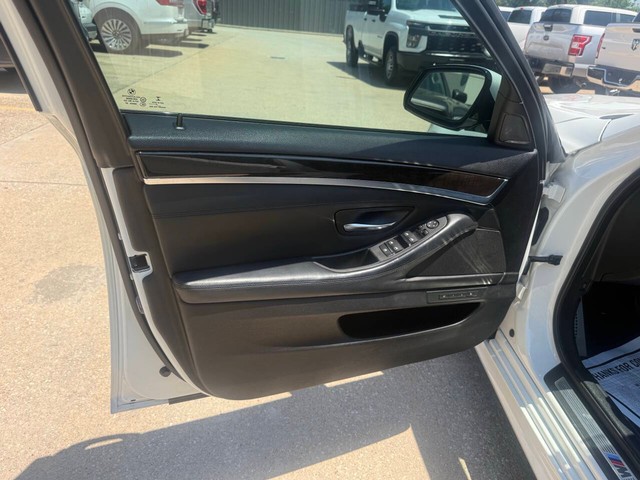 BMW 5 Series Vehicle Full-screen Gallery Image 08
