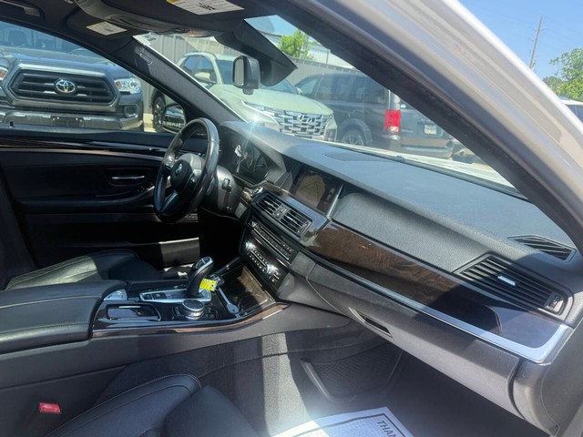 BMW 5 Series Vehicle Full-screen Gallery Image 09