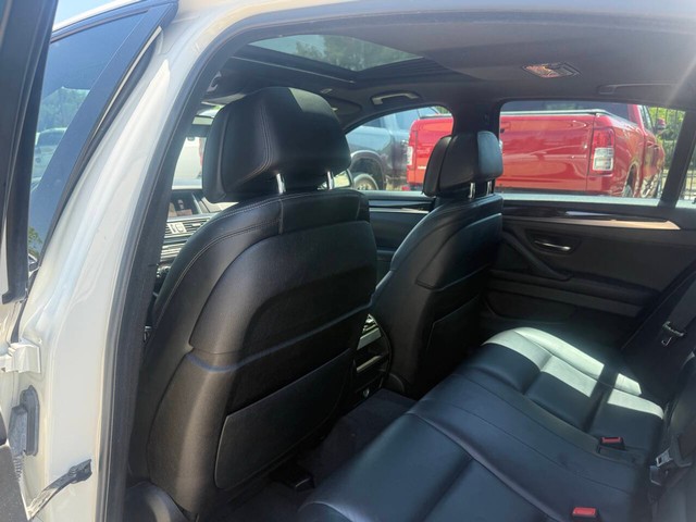BMW 5 Series Vehicle Full-screen Gallery Image 12