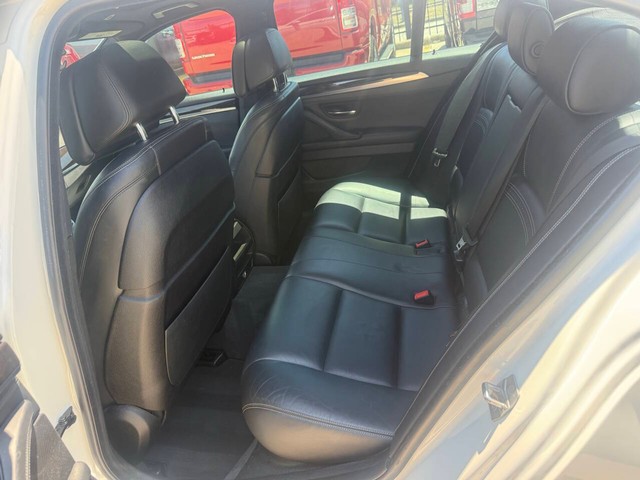 BMW 5 Series Vehicle Full-screen Gallery Image 13