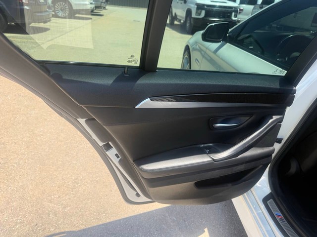 BMW 5 Series Vehicle Full-screen Gallery Image 14