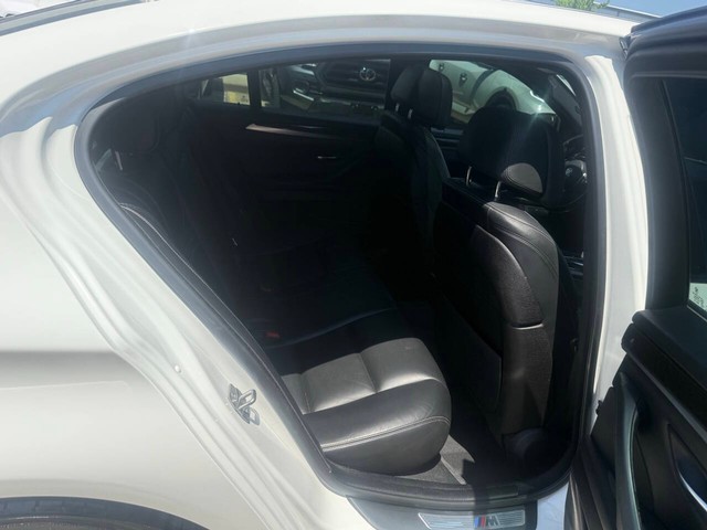 BMW 5 Series Vehicle Full-screen Gallery Image 15