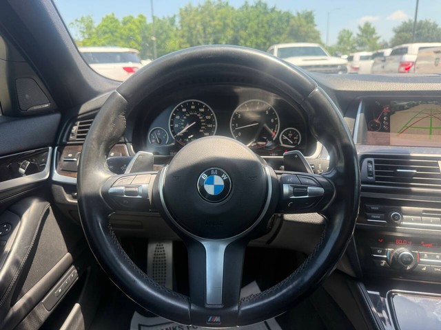 BMW 5 Series Vehicle Full-screen Gallery Image 22