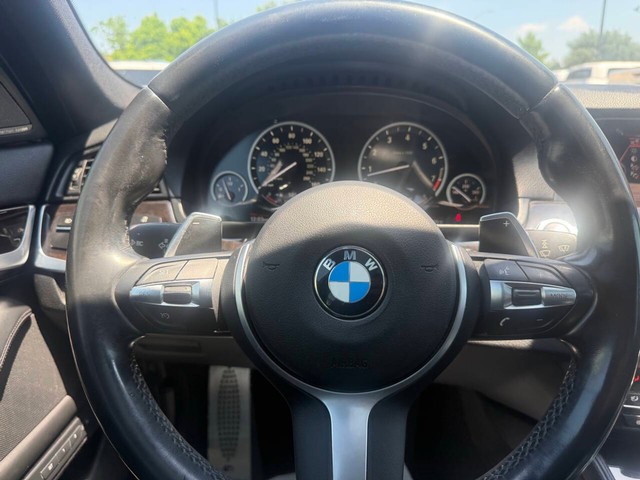 BMW 5 Series Vehicle Full-screen Gallery Image 23