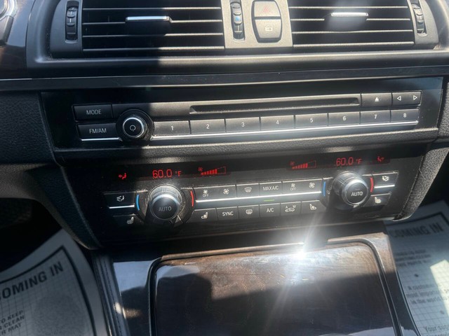 BMW 5 Series Vehicle Full-screen Gallery Image 28