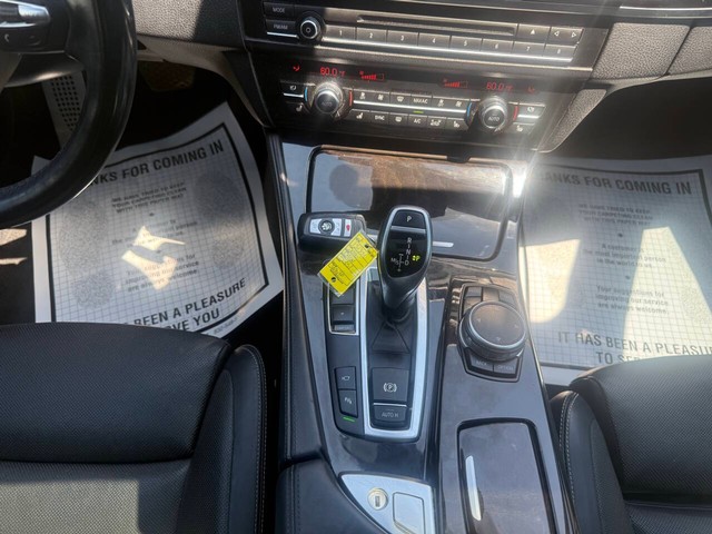BMW 5 Series Vehicle Full-screen Gallery Image 29