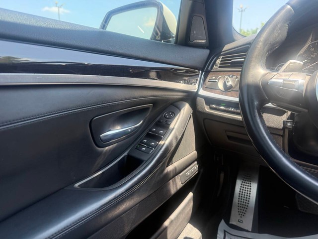 BMW 5 Series Vehicle Full-screen Gallery Image 30
