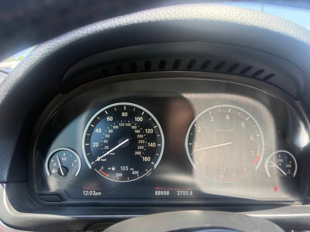 BMW 5 Series Vehicle Full-screen Gallery Image 33