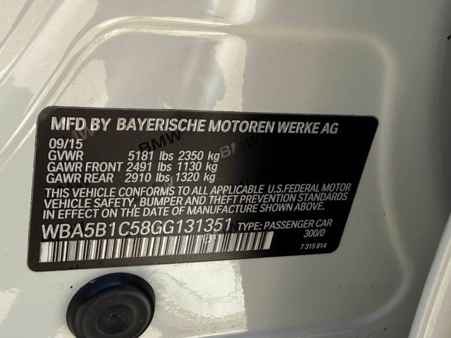 BMW 5 Series Vehicle Full-screen Gallery Image 34