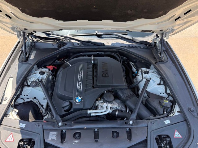 BMW 5 Series Vehicle Full-screen Gallery Image 35