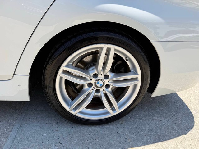 BMW 5 Series Vehicle Full-screen Gallery Image 36