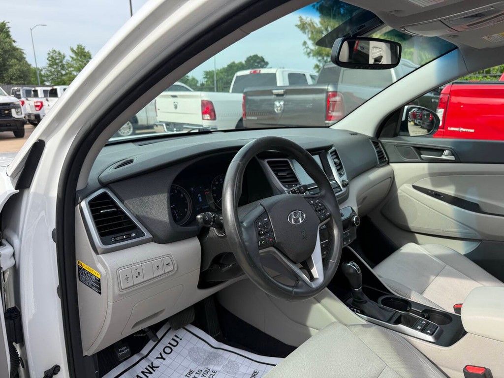 Hyundai Tucson Vehicle Full-screen Gallery Image 06