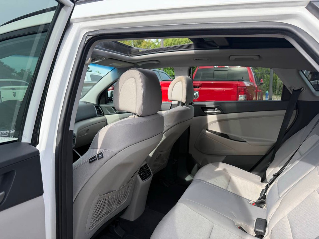 Hyundai Tucson Vehicle Full-screen Gallery Image 12