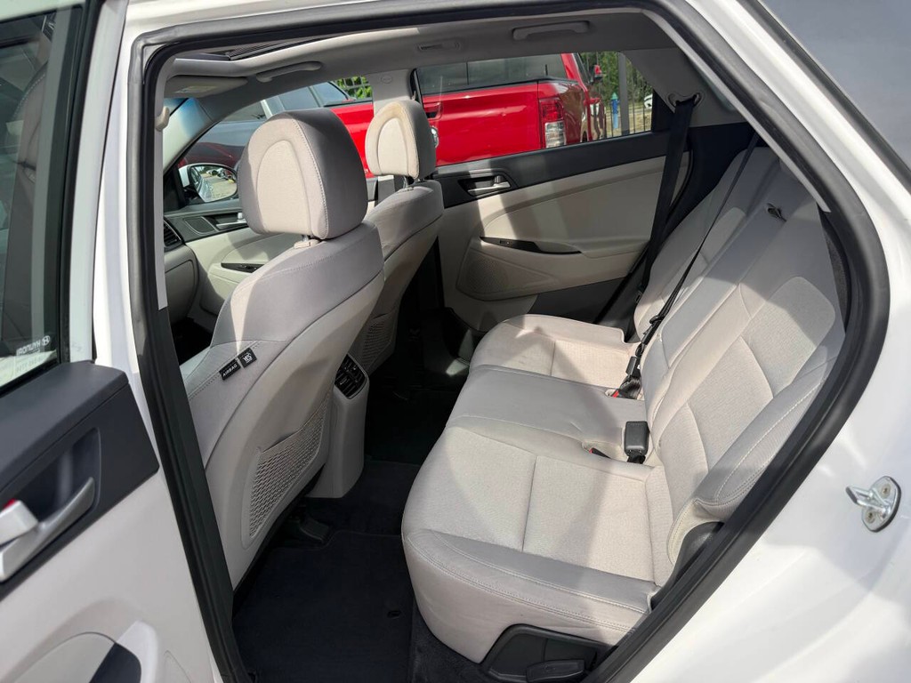 Hyundai Tucson Vehicle Full-screen Gallery Image 13