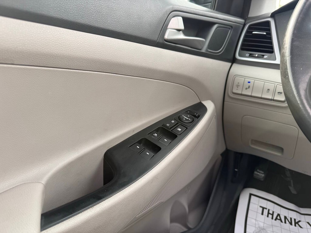 Hyundai Tucson Vehicle Full-screen Gallery Image 31