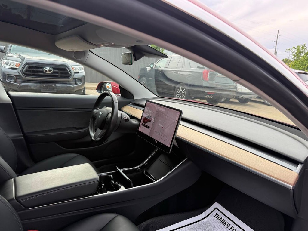Tesla Model 3 Vehicle Full-screen Gallery Image 09