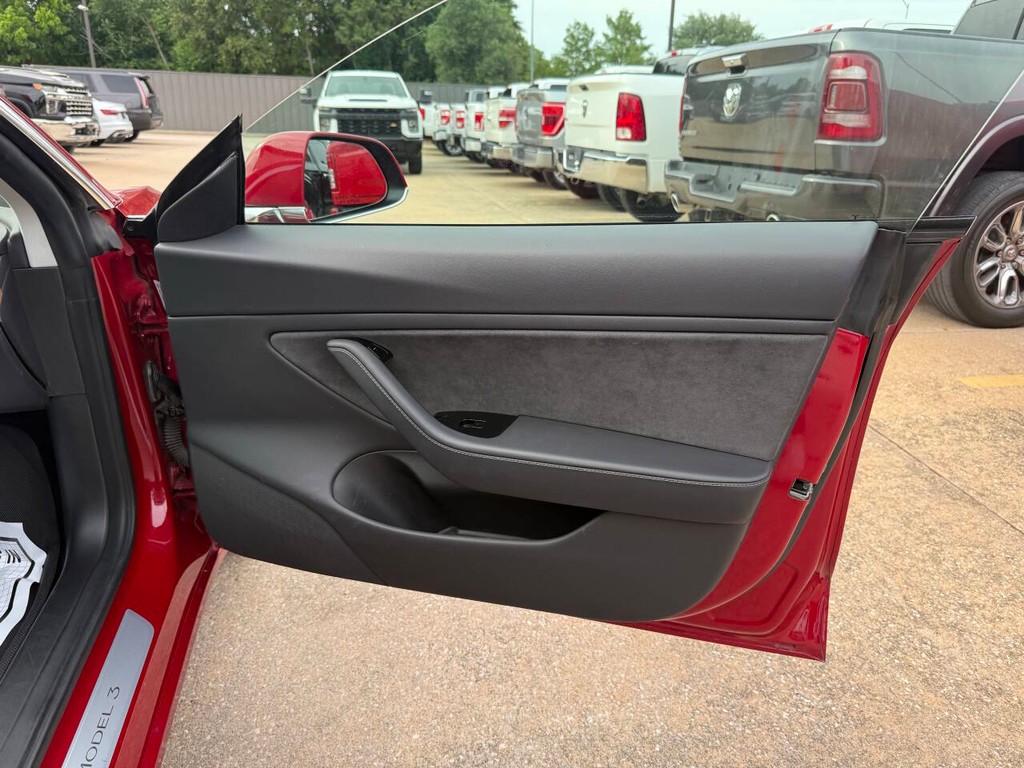 Tesla Model 3 Vehicle Full-screen Gallery Image 11