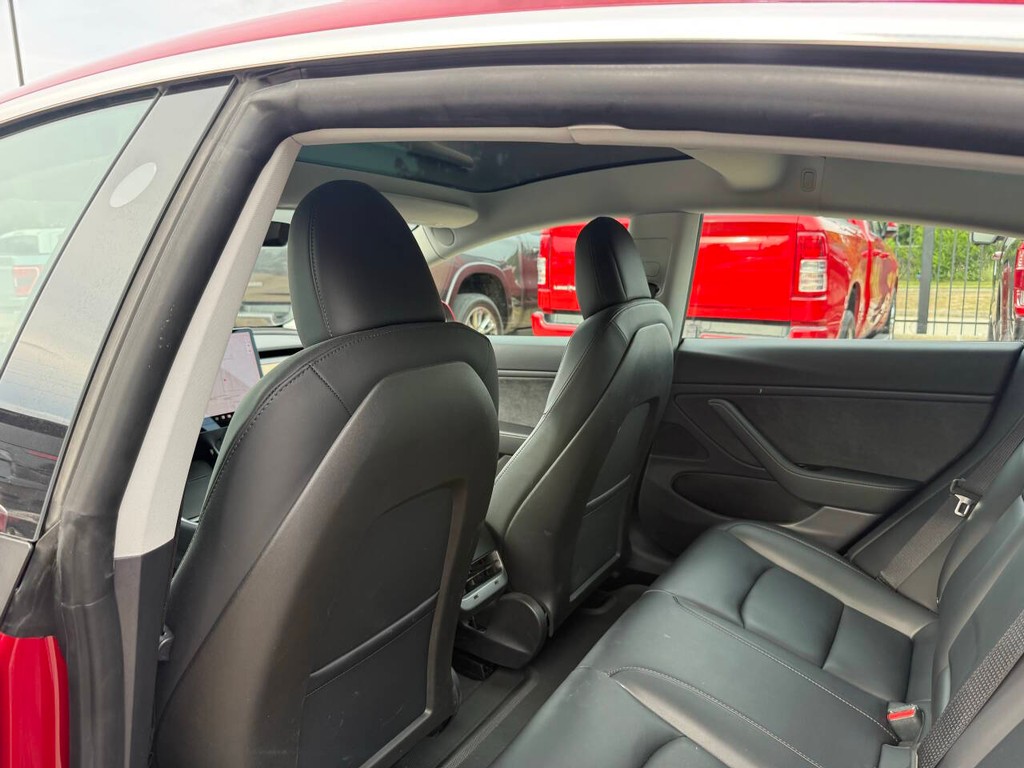 Tesla Model 3 Vehicle Full-screen Gallery Image 12