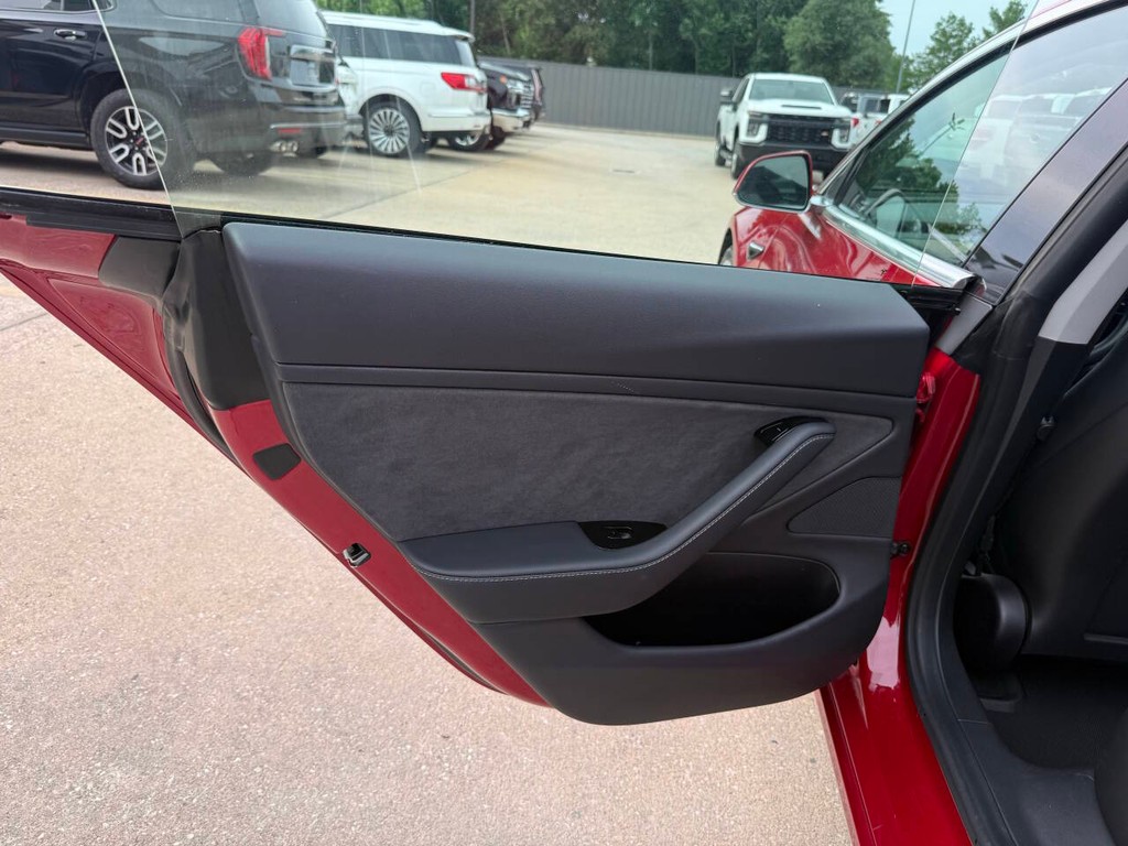 Tesla Model 3 Vehicle Full-screen Gallery Image 14