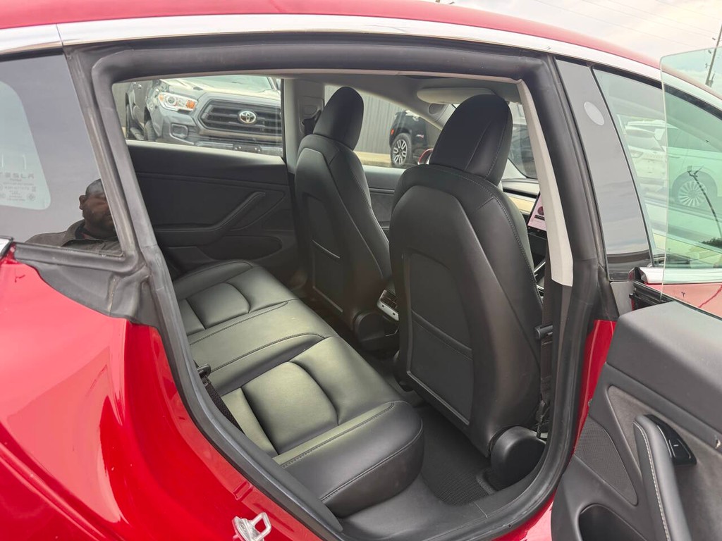 Tesla Model 3 Vehicle Full-screen Gallery Image 15
