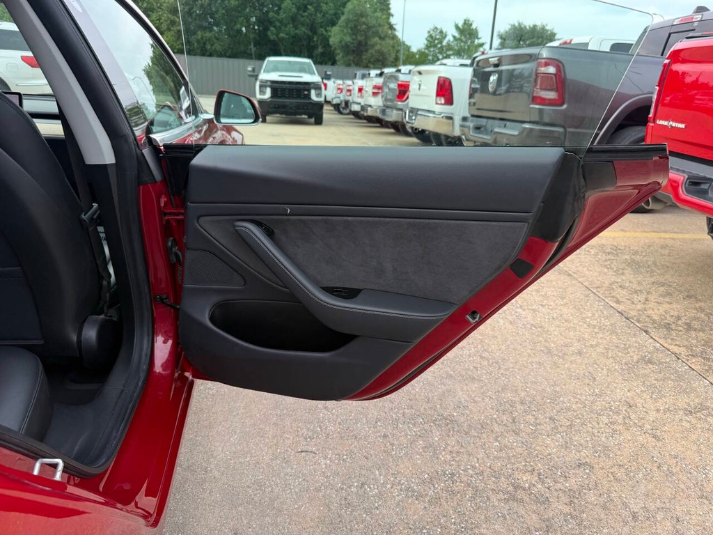 Tesla Model 3 Vehicle Full-screen Gallery Image 16