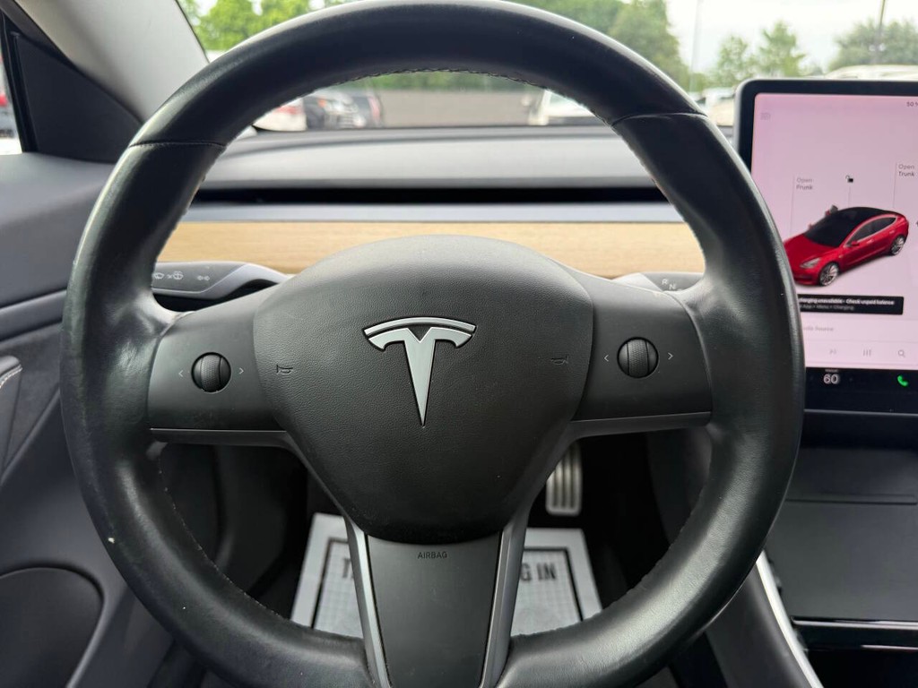 Tesla Model 3 Vehicle Full-screen Gallery Image 23