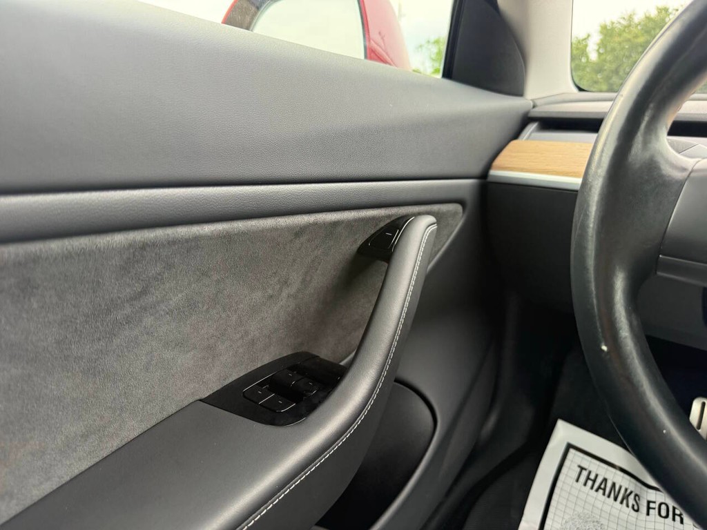 Tesla Model 3 Vehicle Full-screen Gallery Image 29