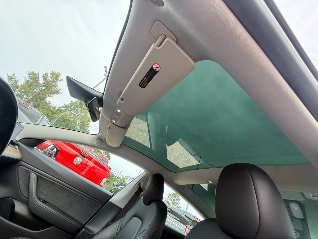Tesla Model 3 Vehicle Full-screen Gallery Image 30