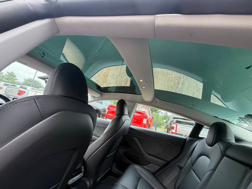 Tesla Model 3 Vehicle Full-screen Gallery Image 31