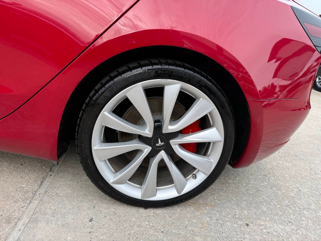 Tesla Model 3 Vehicle Full-screen Gallery Image 35