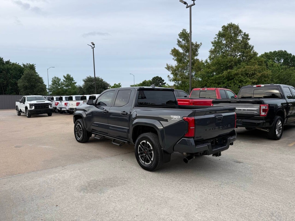 Toyota Tacoma Vehicle Full-screen Gallery Image 04