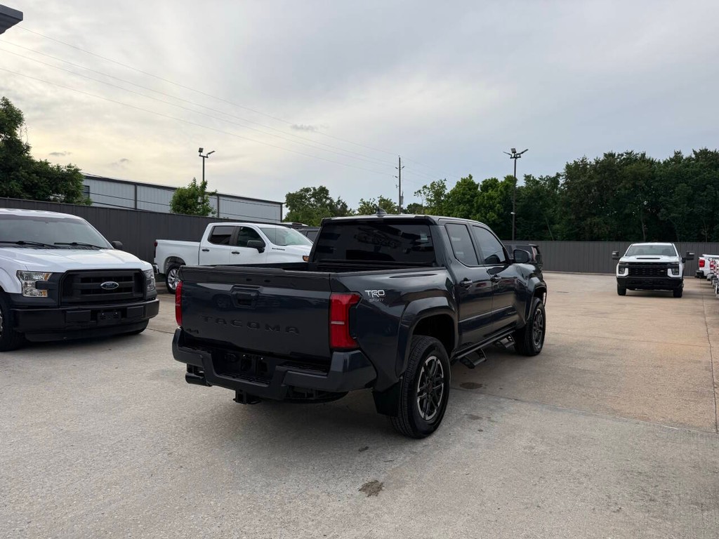 Toyota Tacoma Vehicle Full-screen Gallery Image 05